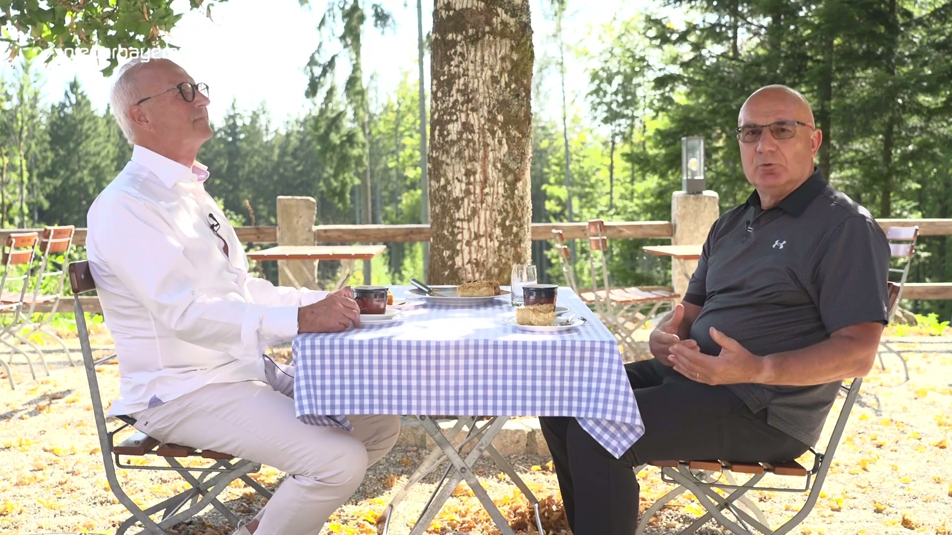 Gernot Weigl im Porträt bei Niederbayern TV auf der Terrasse des Burgsteinhauses
